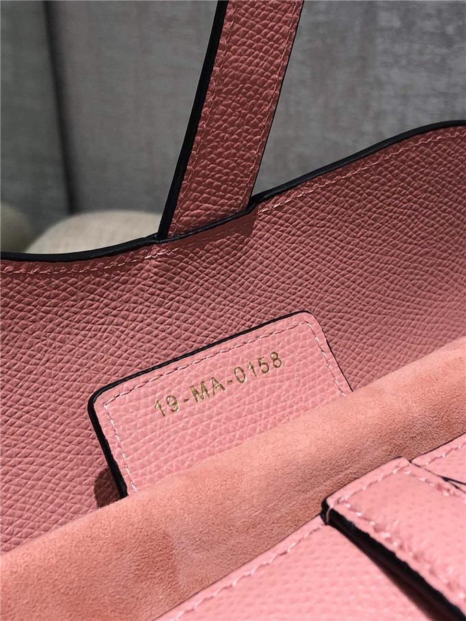 原單Dior馬鞍包仿迪奧女包2019新款糖果粉Saddle Bag大號馬鞍包￥1580.00的图片-高仿迪奧包包DIOR、高仿迪奧女包DIOR