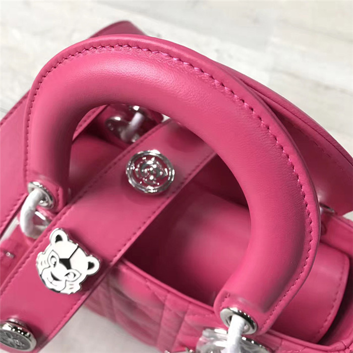 高端復刻Dior戴妃包女士手提包小羊皮手提斜跨包2017新款迪奧徽章戴妃包￥1680.00的图片-高仿迪奧包包DIOR、高仿迪奧女包DIOR