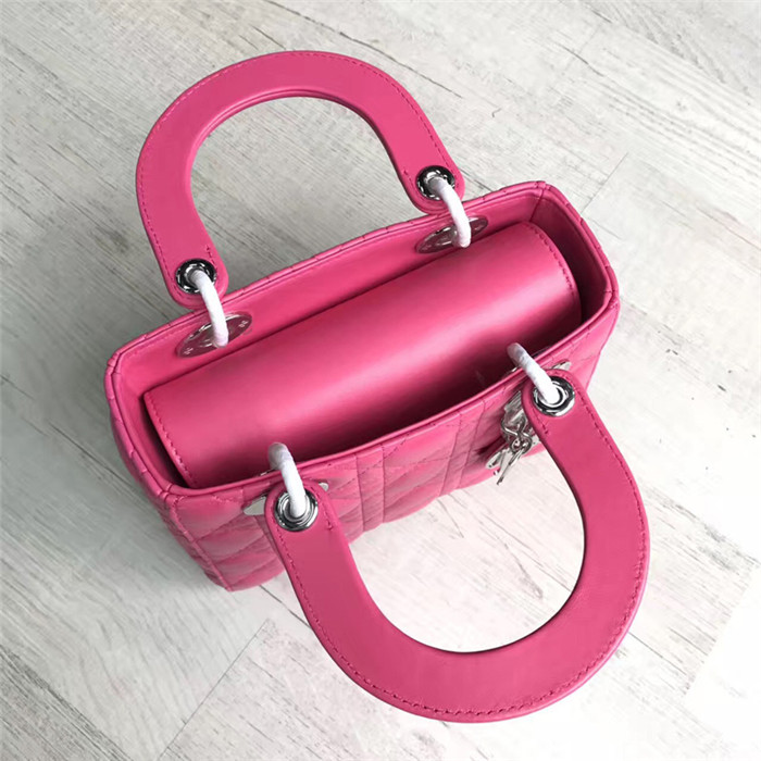 高端復刻Dior戴妃包女士手提包小羊皮手提斜跨包2017新款迪奧徽章戴妃包￥1680.00的图片-高仿迪奧包包DIOR、高仿迪奧女包DIOR