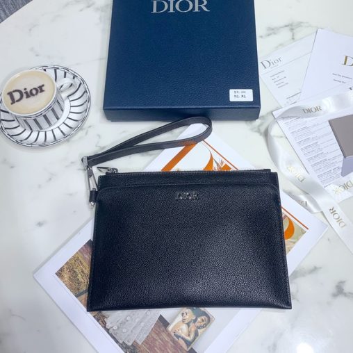 高仿Dior手包正面滑袋飾有黃銅“Dior”徽標￥880.00