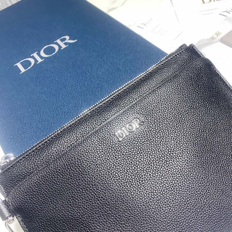 高仿Dior手包正面滑袋飾有黃銅“Dior”徽標￥880.00的图片-高仿迪奧包包DIOR、高仿迪奧男包DIOR