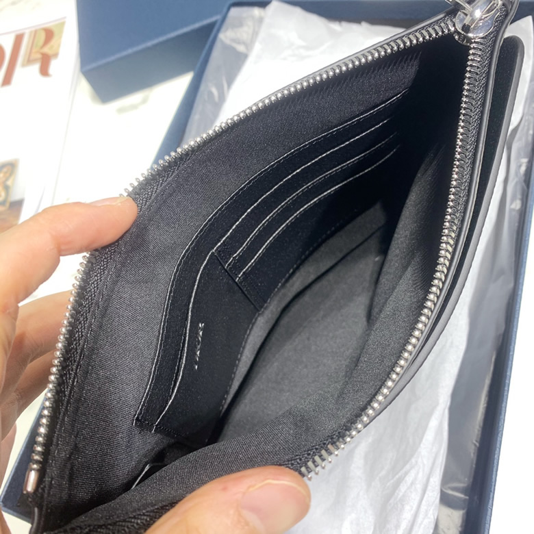 高仿Dior手包正面滑袋飾有黃銅“Dior”徽標￥880.00的图片-高仿迪奧包包DIOR、高仿迪奧男包DIOR