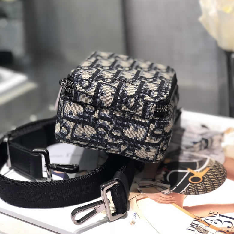 原單Dior迪奧Oblique繫列老花斜跨手機包 2OBCA326YSE_H05E￥1280.00的图片-高仿迪奧包包DIOR、高仿迪奧男包DIOR