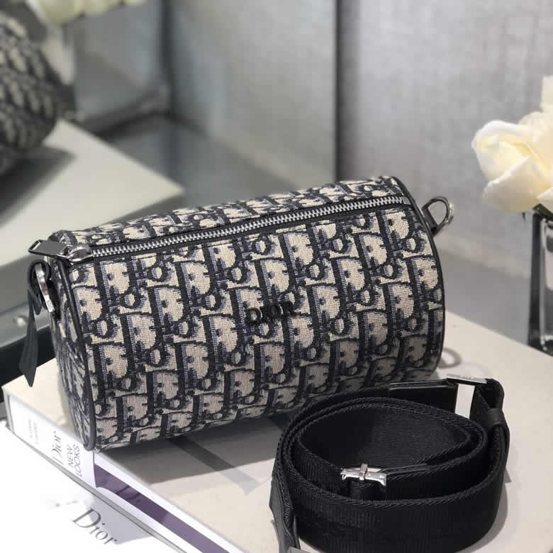 原單Dior迪奧情侶包Roller圓桶斜跨信使包1ROPO061YKY_H26E￥1480.00的图片-高仿迪奧包包DIOR、高仿迪奧男包DIOR