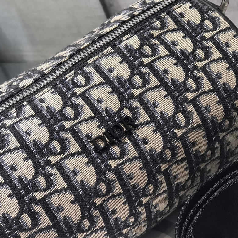 原單Dior迪奧情侶包Roller圓桶斜跨信使包1ROPO061YKY_H26E￥1480.00的图片-高仿迪奧包包DIOR、高仿迪奧男包DIOR