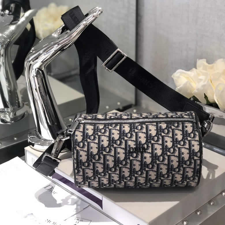 原單Dior迪奧情侶包Roller圓桶斜跨信使包1ROPO061YKY_H26E￥1480.00的图片-高仿迪奧包包DIOR、高仿迪奧男包DIOR