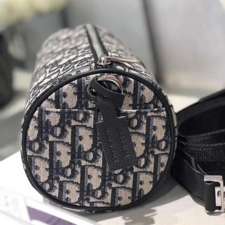 原單Dior迪奧情侶包Roller圓桶斜跨信使包1ROPO061YKY_H26E￥1480.00的图片-高仿迪奧包包DIOR、高仿迪奧男包DIOR