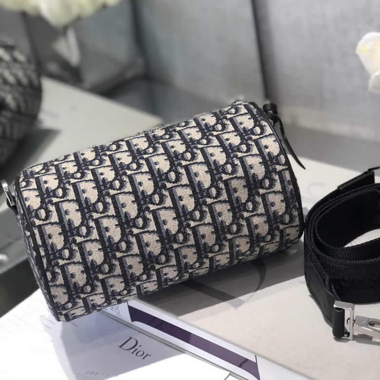 原單Dior迪奧情侶包Roller圓桶斜跨信使包1ROPO061YKY_H26E￥1480.00的图片-高仿迪奧包包DIOR、高仿迪奧男包DIOR