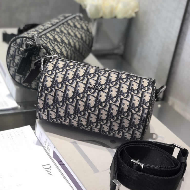 原單Dior迪奧情侶包Roller圓桶斜跨信使包1ROPO061YKY_H26E￥1480.00的图片-高仿迪奧包包DIOR、高仿迪奧男包DIOR