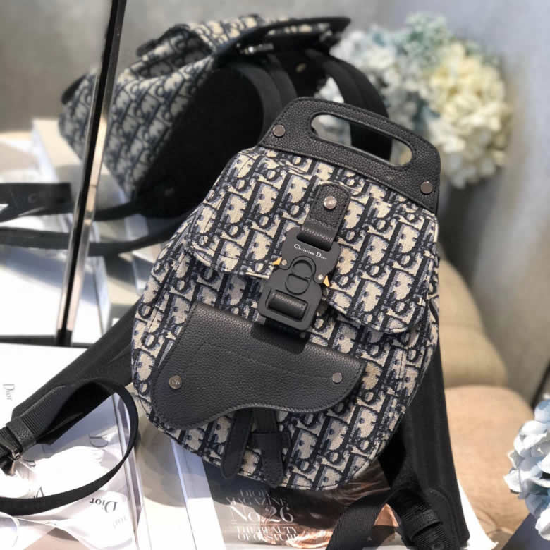 原單Dior迪奧 Oblique海軍藍提花迷妳馬鞍包雙肩背包 1ADBA086￥1480.00的图片-高仿迪奧包包DIOR、高仿迪奧男包DIOR