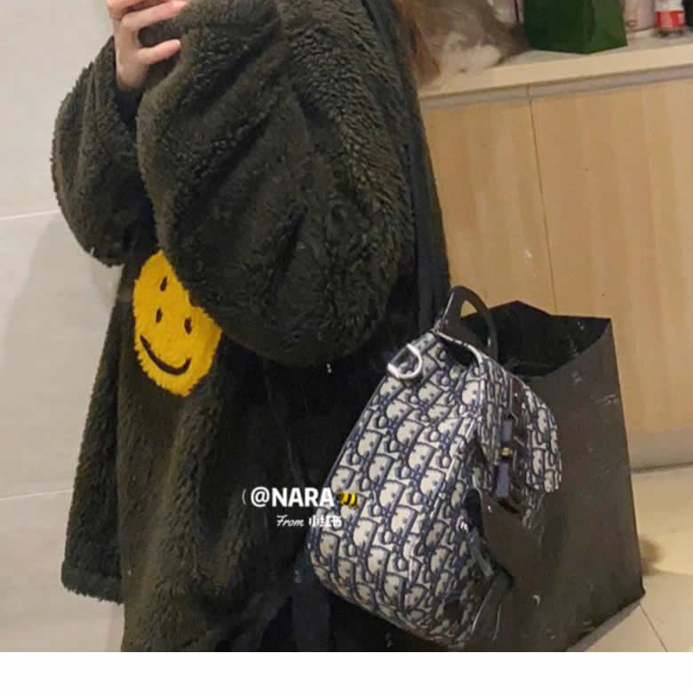 原單Dior迪奧 Oblique海軍藍提花迷妳馬鞍包雙肩背包 1ADBA086￥1480.00的图片-高仿迪奧包包DIOR、高仿迪奧男包DIOR