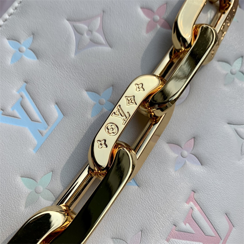 原單LV女士斜挎包全皮鏈條包繫列當季新款 COUSSIN BB手袋 M22993米白色￥1280.00的图片-高仿LV包包、高仿lv女包