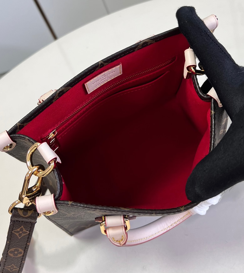 Louis Vuitton/路易威登 女士棕色帆佈老花/粉色小牛皮手柄飾邊可拆卸可調節肩帶斜挎扁平包M46265￥1480.00的图片-高仿LV包包、高仿lv女包