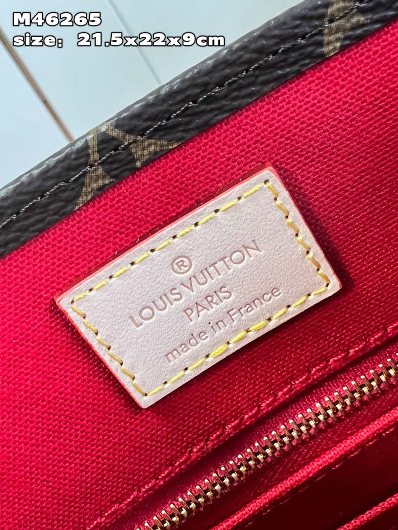 Louis Vuitton/路易威登 女士棕色帆佈老花/粉色小牛皮手柄飾邊可拆卸可調節肩帶斜挎扁平包M46265￥1480.00的图片-高仿LV包包、高仿lv女包