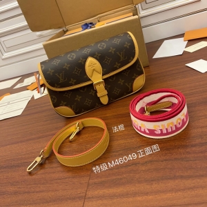 LV原單經典DIANE老花紫紅色寬肩帶腋下包法棍包 M46049￥1280.00