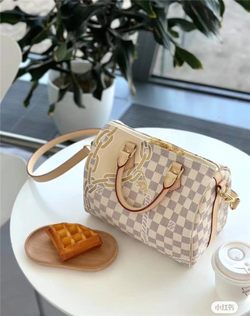 LV原單N40473白格絲印航海繫列枕頭包￥1480.00