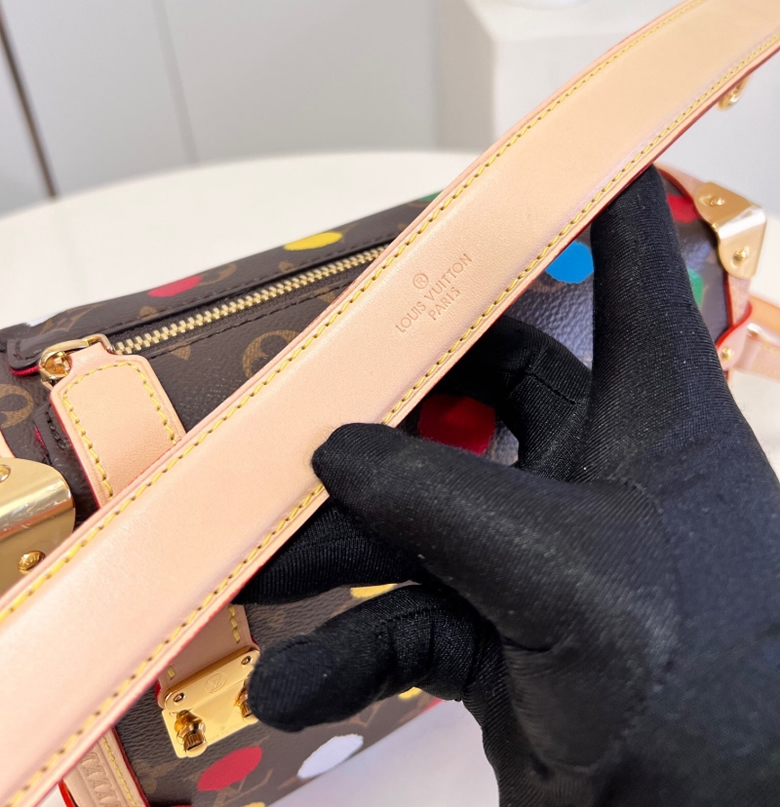 路易威登23新款ONTHEGO 女士棕色帆佈老花金色五金粉色肩帶飾有小號托特包M46373¥1280.00的图片-高仿LV包包、高仿lv女包 路易威登23新款ONTHEGO 女士棕色帆佈老花金色五金粉色肩帶飾有小號托特包M46373¥1280.00的图片-高仿LV包包、高仿lv女包