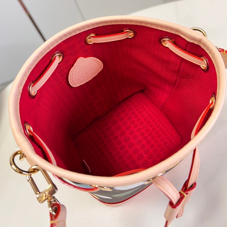 原單lv手袋lv女包LV草間彌生繫列mini水桶包M81863￥1280.00的图片-高仿LV包包、高仿lv女包