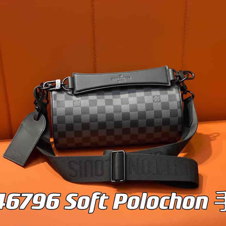 原單lv圓筒包男包繫列本款Soft Polochon小號手袋 M46796黑格￥1480.00的图片-高仿LV包包、高仿lv男包