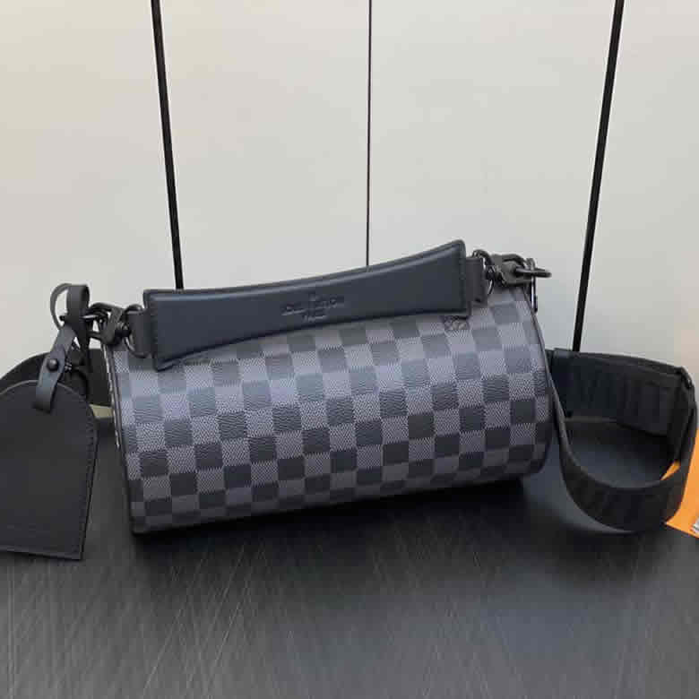 原單lv圓筒包男包繫列本款Soft Polochon小號手袋 M46796黑格￥1480.00的图片-高仿LV包包、高仿lv男包