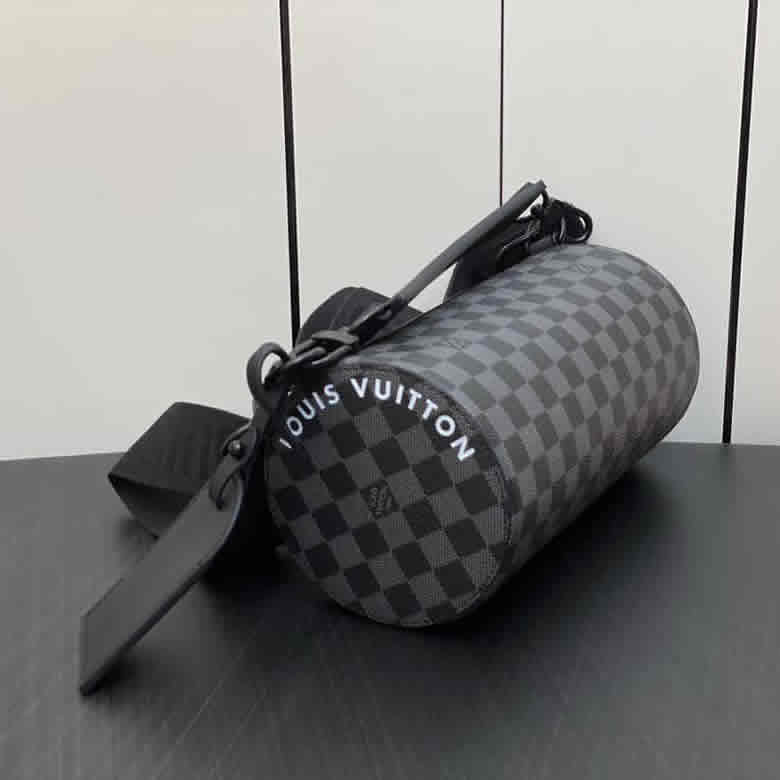 原單lv圓筒包男包繫列本款Soft Polochon小號手袋 M46796黑格￥1480.00的图片-高仿LV包包、高仿lv男包