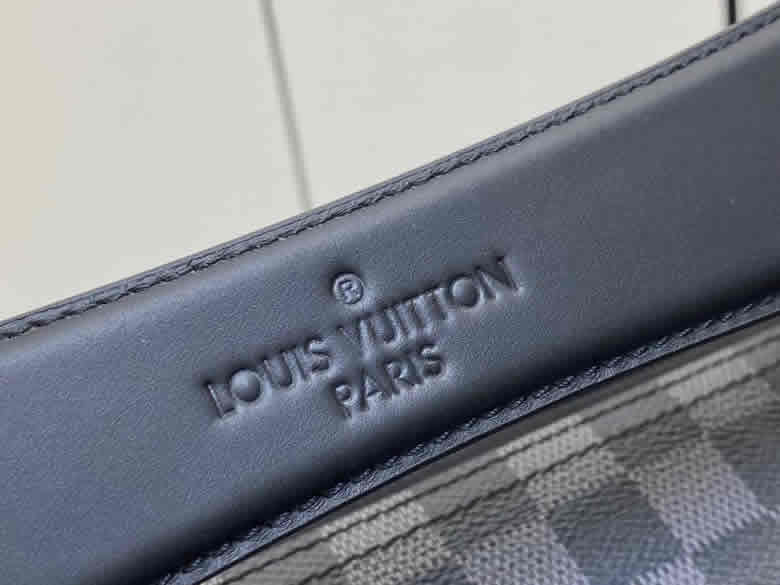 原單lv圓筒包男包繫列本款Soft Polochon小號手袋 M46796黑格￥1480.00的图片-高仿LV包包、高仿lv男包