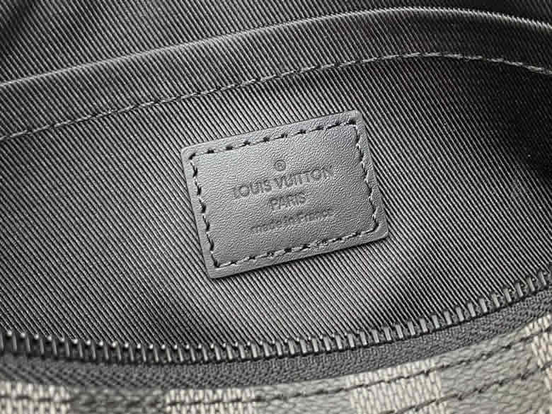 原單lv圓筒包男包繫列本款Soft Polochon小號手袋 M46796黑格￥1480.00的图片-高仿LV包包、高仿lv男包