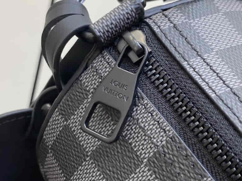 原單lv圓筒包男包繫列本款Soft Polochon小號手袋 M46796黑格￥1480.00的图片-高仿LV包包、高仿lv男包