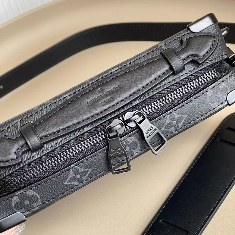 LV原單2023年春夏男士單肩包HANDLE SOFT TRUNK手袋老花盒子斜挎包 M45935黑花￥1880.00的图片-高仿LV包包、高仿lv男包