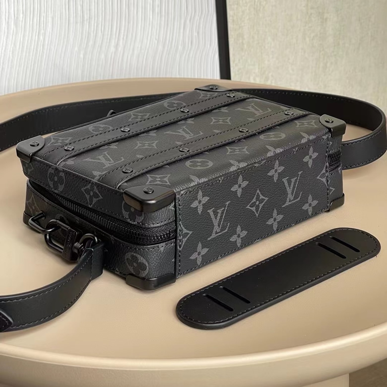 LV原單2023年春夏男士單肩包HANDLE SOFT TRUNK手袋老花盒子斜挎包 M45935黑花￥1880.00的图片-高仿LV包包、高仿lv男包