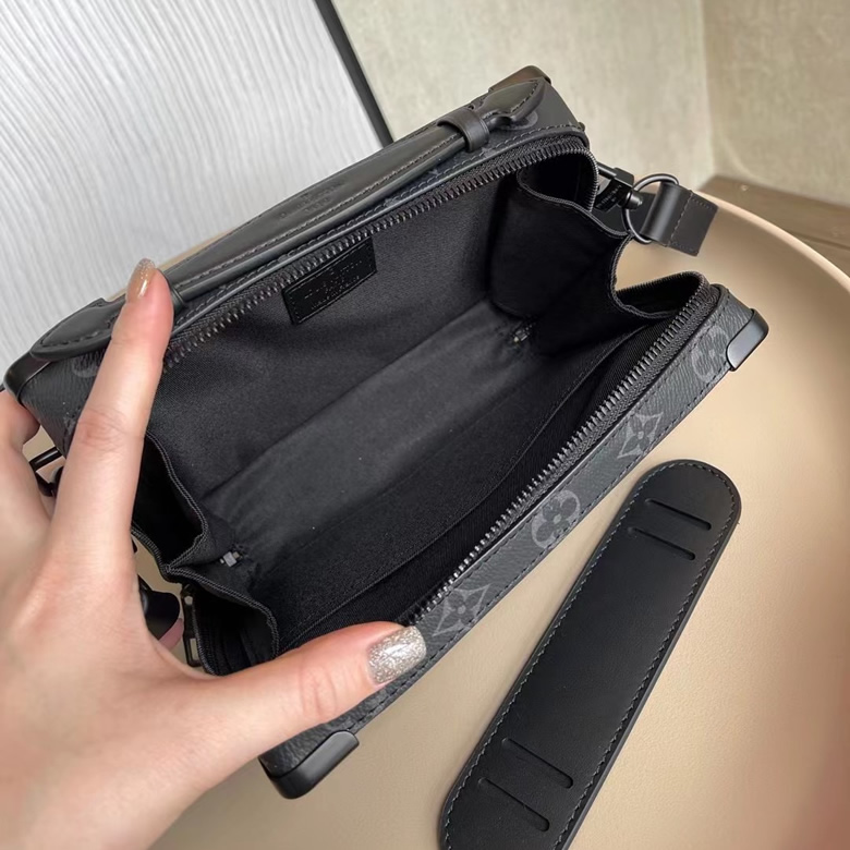 LV原單2023年春夏男士單肩包HANDLE SOFT TRUNK手袋老花盒子斜挎包 M45935黑花￥1880.00的图片-高仿LV包包、高仿lv男包