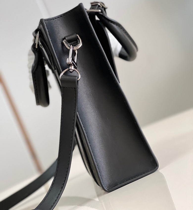 原單LV SAC PLAT LV男士迷妳手袋 M46453手提斜挎包￥1980.00的图片-高仿LV包包、高仿lv男包