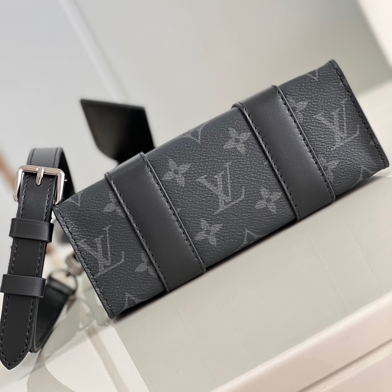 原單LV SAC PLAT LV男士迷妳手袋 M46453手提斜挎包￥1980.00的图片-高仿LV包包、高仿lv男包