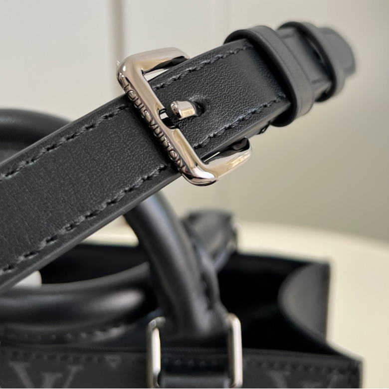 原單LV SAC PLAT LV男士迷妳手袋 M46453手提斜挎包￥1980.00的图片-高仿LV包包、高仿lv男包