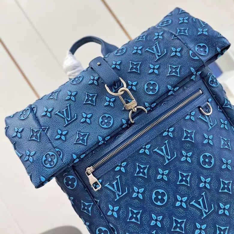 LV雙肩包LV男士雙肩包新款Roll Top雙肩包採用壓印和印花 m21359藍￥1980.00的图片-高仿LV包包、高仿lv男包