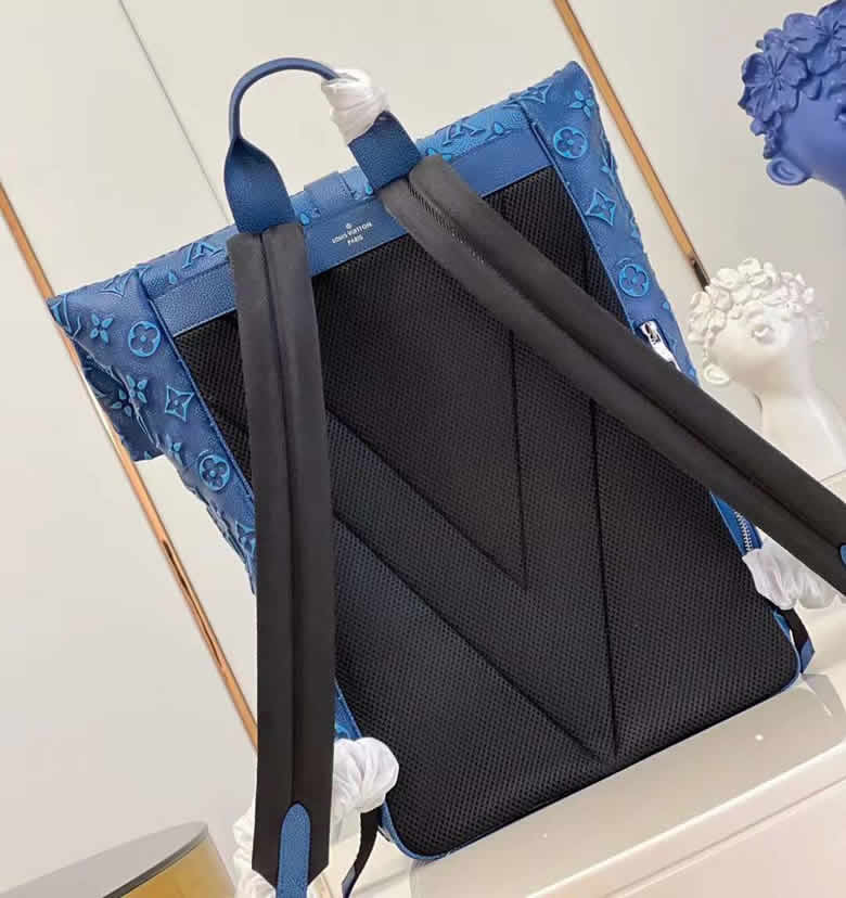 LV雙肩包LV男士雙肩包新款Roll Top雙肩包採用壓印和印花 m21359藍￥1980.00的图片-高仿LV包包、高仿lv男包