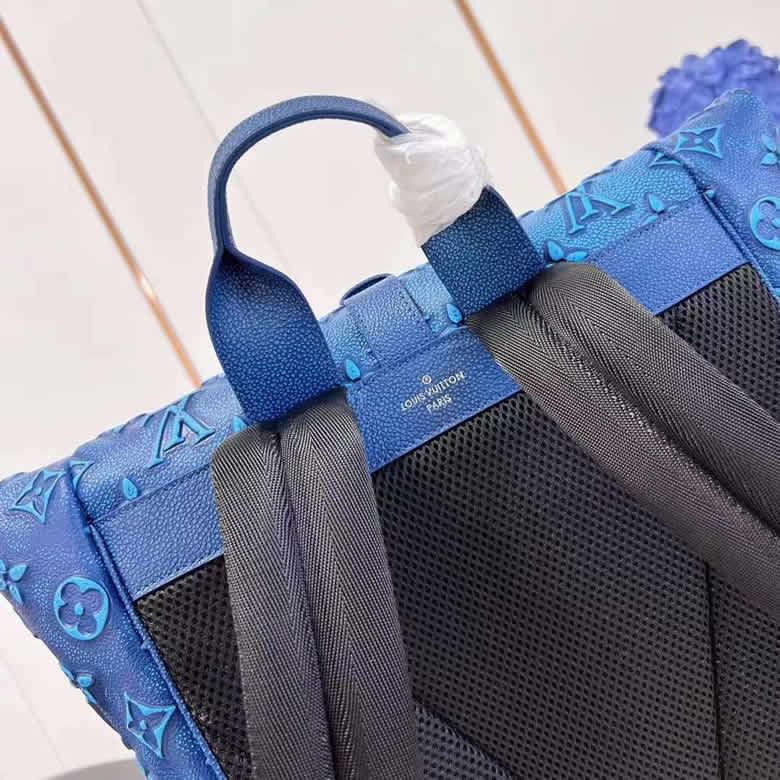 LV雙肩包LV男士雙肩包新款Roll Top雙肩包採用壓印和印花 m21359藍￥1980.00的图片-高仿LV包包、高仿lv男包