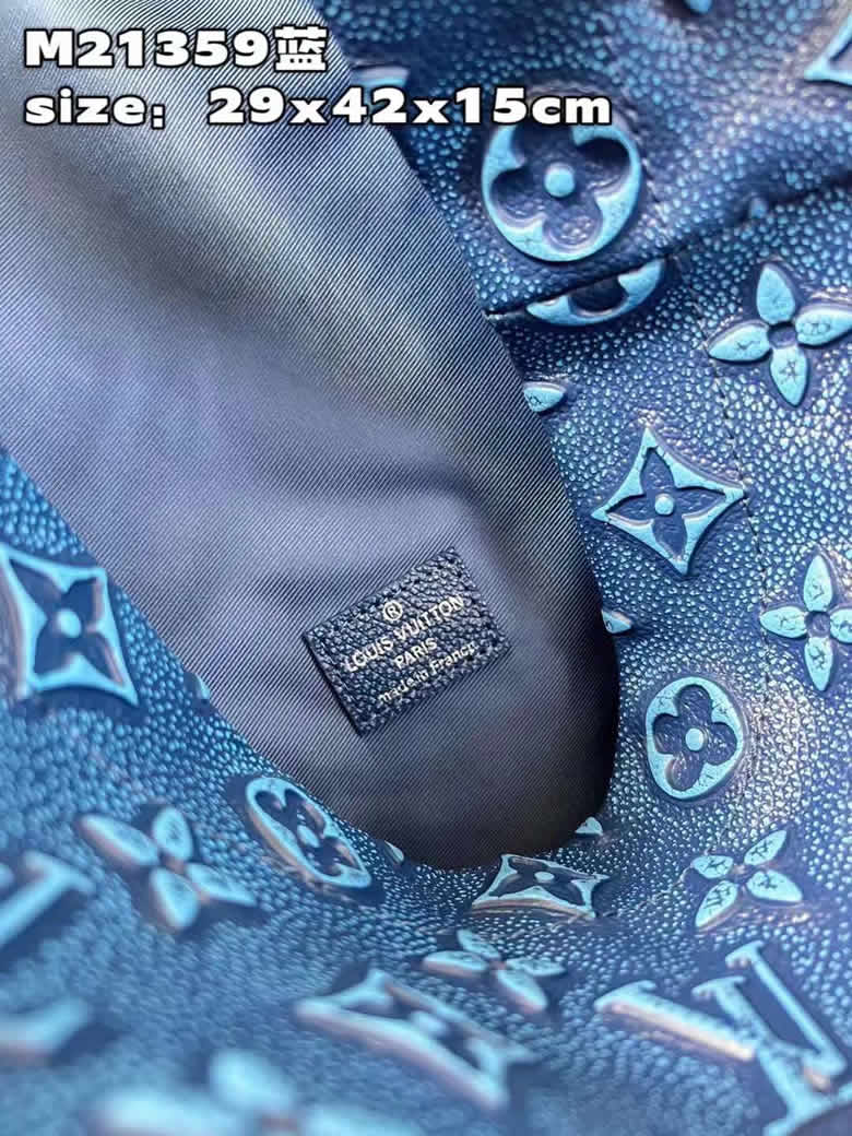 LV雙肩包LV男士雙肩包新款Roll Top雙肩包採用壓印和印花 m21359藍￥1980.00的图片-高仿LV包包、高仿lv男包