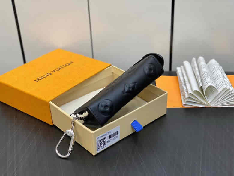 原單lv鑰匙包錢包繫列秋冬新款VOYAGE鑰匙包 M82776黑色全皮￥880.00的图片-高仿LV包包、高仿lv錢包
