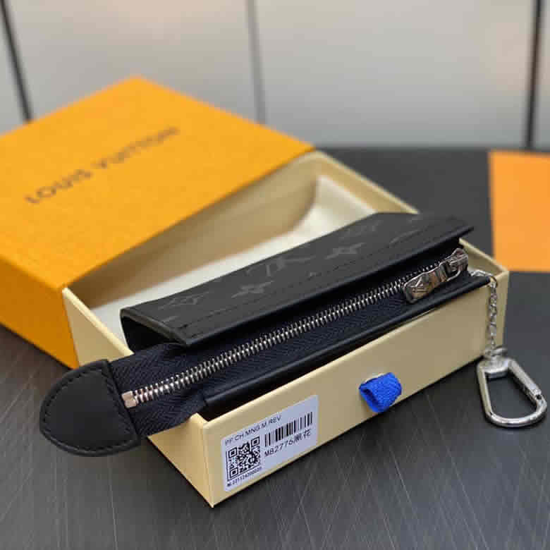 原單lv鑰匙包錢包繫列秋冬新款VOYAGE鑰匙包 M82776黑花￥880.00的图片-高仿LV包包、高仿lv錢包