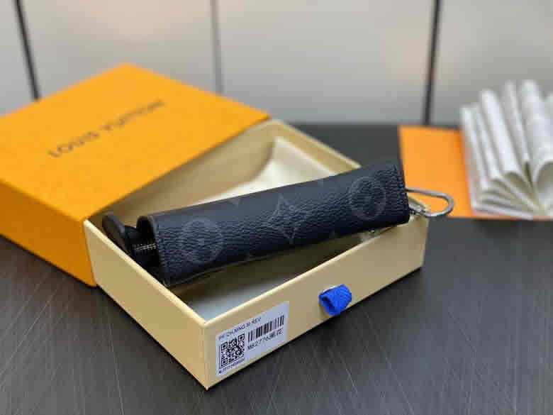 原單lv鑰匙包錢包繫列秋冬新款VOYAGE鑰匙包 M82776黑花￥880.00的图片-高仿LV包包、高仿lv錢包
