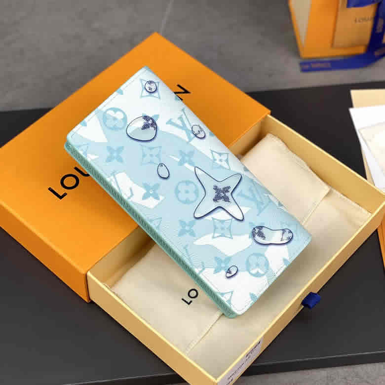 LV/路易威登男包藍色水滴字母帆佈雙摺收納長款錢包手拿包M82306¥680.00的图片-高仿LV包包、高仿lv錢包 LV/路易威登男包藍色水滴字母帆佈雙摺收納長款錢包手拿包M82306¥680.00的图片-高仿LV包包、高仿lv錢包