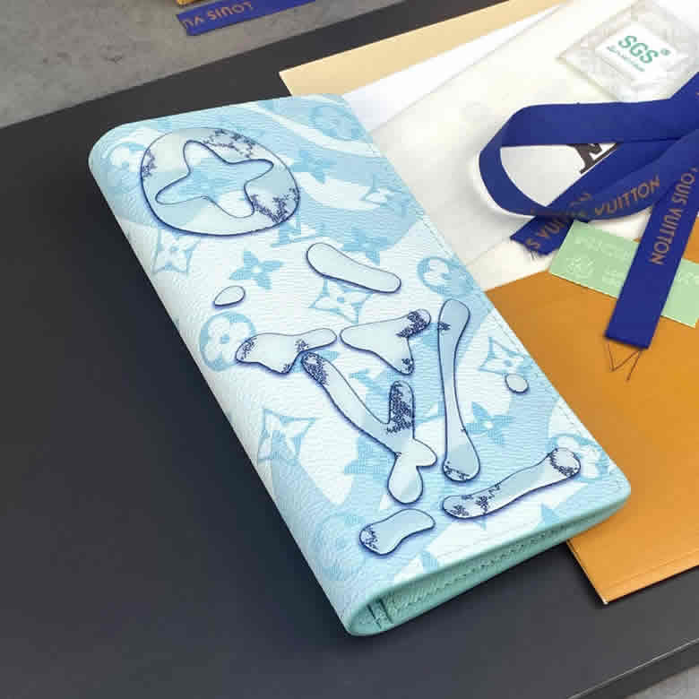 LV/路易威登男包藍色水滴字母帆佈雙摺收納長款錢包手拿包M82306¥680.00的图片-高仿LV包包、高仿lv錢包 LV/路易威登男包藍色水滴字母帆佈雙摺收納長款錢包手拿包M82306¥680.00的图片-高仿LV包包、高仿lv錢包