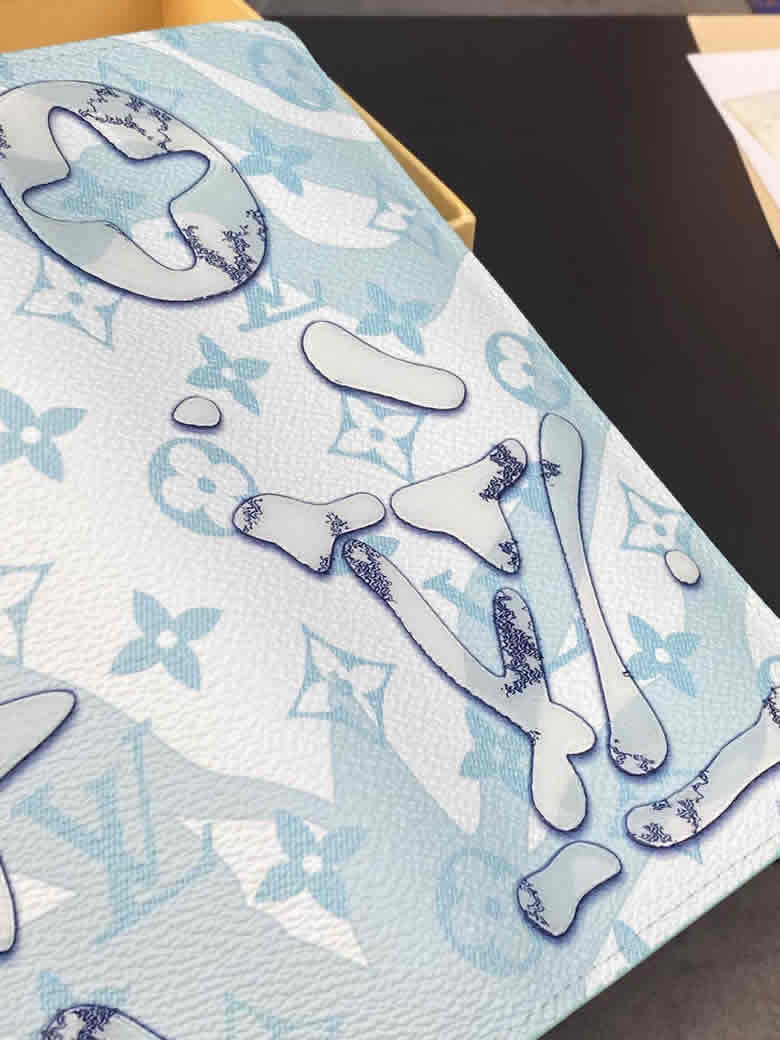 LV/路易威登男包藍色水滴字母帆佈雙摺收納長款錢包手拿包M82306¥680.00的图片-高仿LV包包、高仿lv錢包 LV/路易威登男包藍色水滴字母帆佈雙摺收納長款錢包手拿包M82306¥680.00的图片-高仿LV包包、高仿lv錢包