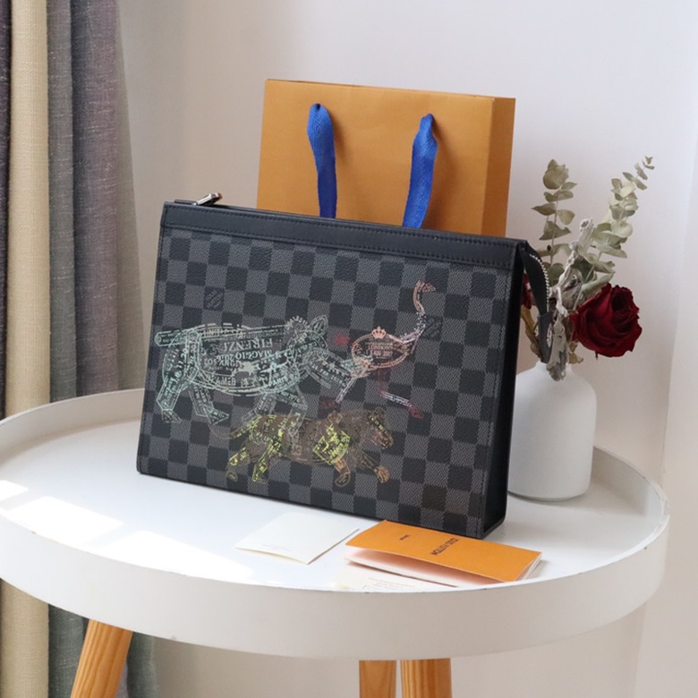 lv春夏新款VOYAGE繫列男士中號石墨色方格棋盤帆佈牛皮革飾邊銀扣彩色動物印花手拿包N64605￥980.00的图片-高仿LV包包、高仿lv錢包