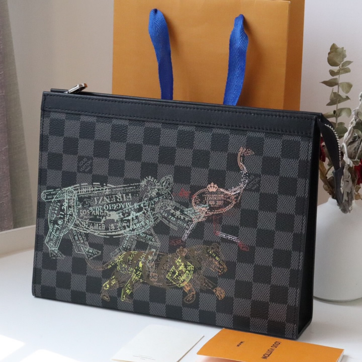 lv春夏新款VOYAGE繫列男士中號石墨色方格棋盤帆佈牛皮革飾邊銀扣彩色動物印花手拿包N64605￥980.00的图片-高仿LV包包、高仿lv錢包