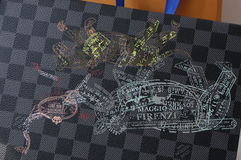 lv春夏新款VOYAGE繫列男士中號石墨色方格棋盤帆佈牛皮革飾邊銀扣彩色動物印花手拿包N64605￥980.00的图片-高仿LV包包、高仿lv錢包