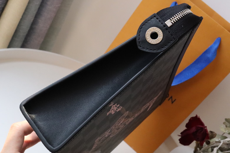 lv春夏新款VOYAGE繫列男士中號石墨色方格棋盤帆佈牛皮革飾邊銀扣彩色動物印花手拿包N64605￥980.00的图片-高仿LV包包、高仿lv錢包