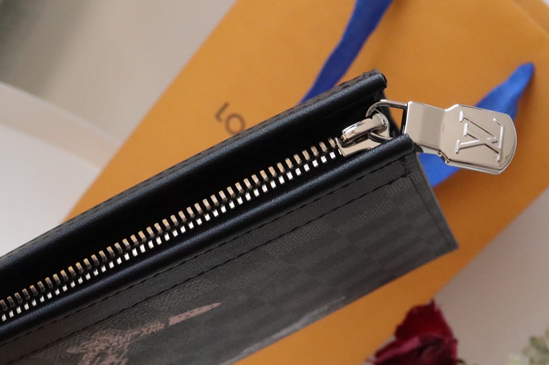 lv春夏新款VOYAGE繫列男士中號石墨色方格棋盤帆佈牛皮革飾邊銀扣彩色動物印花手拿包N64605￥980.00的图片-高仿LV包包、高仿lv錢包