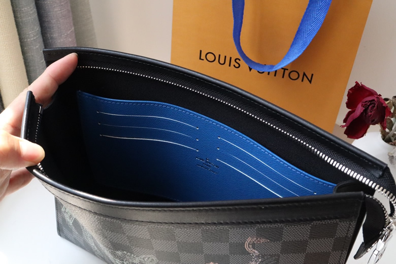 lv春夏新款VOYAGE繫列男士中號石墨色方格棋盤帆佈牛皮革飾邊銀扣彩色動物印花手拿包N64605￥980.00的图片-高仿LV包包、高仿lv錢包